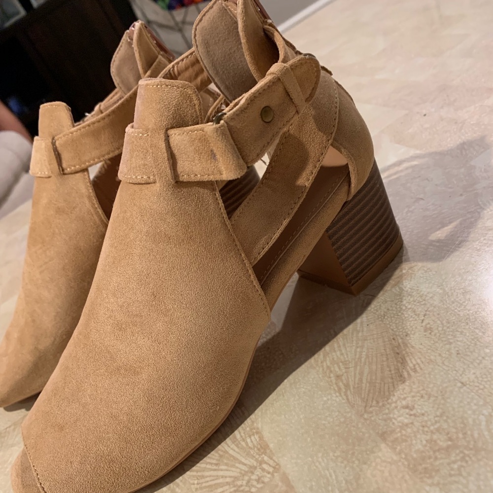 Tan comfy heel